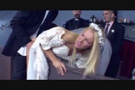 Порно видео Свадебный групповой оргазм