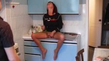 Порно видео Пьяную рыжую девушку трахал на кухне