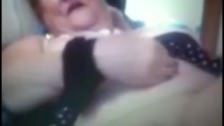Порно видео Парень дрочит на толстую бабушку член по скайпу перед веб камерой