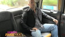 Горячая женщина таксист трахает удачливого британского парня на капоте