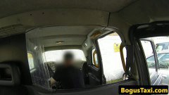 Шлюха ебут в такси в зад